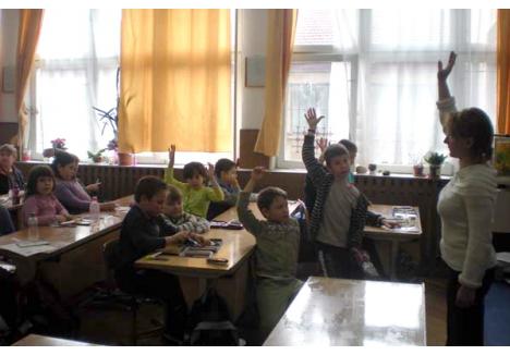 PREMIERĂ ÎN ROMÂNIA. Din toamnă, prima clasă de gimnaziu din România care foloseşte pedagogia Freinet, în care dascălii sunt egalii elevilor şi decid împreună activităţile clasei, va funcţiona în Oradea la Şcoala Generală nr. 11, care a implementat această alternativă educaţională la clasele primare